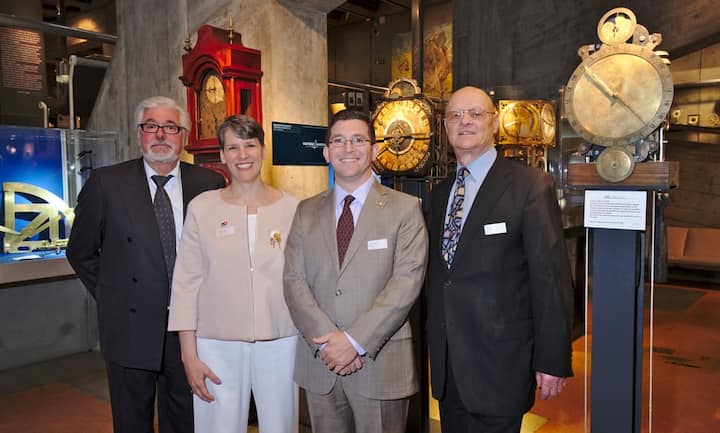 Gruppenbild mit historischen Standuhren:
Ludmil Georg Raytchev, Chairman & CEO, QinetiQa Holding AG;
Suzi LeVine, USA-Botschafterin für die Schweiz und Liechtenstein;
Eric LeVine;
Walter Hediger, Owner & CEO, Gallet Watch Company.