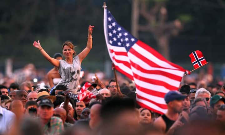 450'000 Zuschauer zog der Gratis-Auftritt an.  «Wir wissen, dass es vor einigen Jahren noch schwierig war, unsere Musik in Kuba zu hören», sagte Jagger unter grossem Jubel auf Spanisch. «Aber da sind wir.»