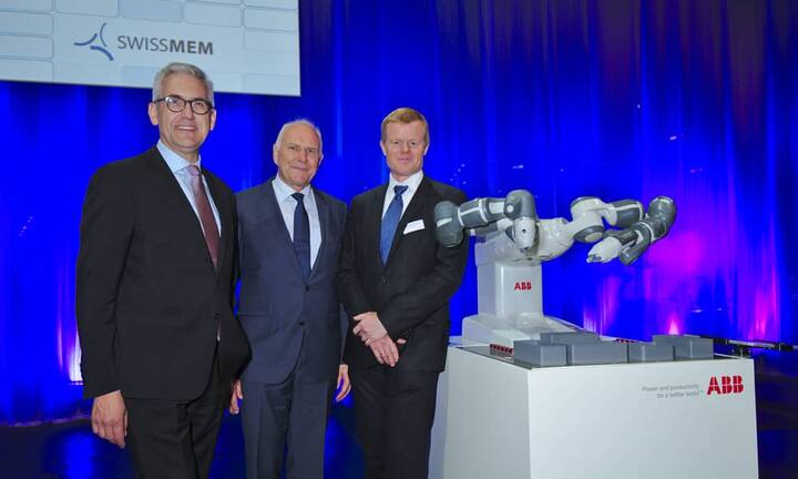 Gruppenbild mit Roboter:
Ulrich Spiesshofer, CEO, ABB Gruppe;
Hans Hess, Präsident, Swissmem;
Odd-Even Bustnes, Direktor Unternehmensentwicklung, Tesla Motors (v.l.n.r.)Bilder: Markus Senn