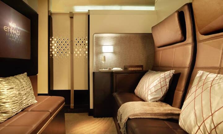 Die «Residence»-Suite von Etihad ist ein fliegendes Hotelzimmer, mit der die arabische Airline ihren zahlungskräftigen Kunden den ultimativen Luxus bietet. Dabei handelt es sich um eine auf zwölf Quadratmeter verteilte Kabine, ausgelegt für zwei Personen. Neben einem Wohnzimmer...