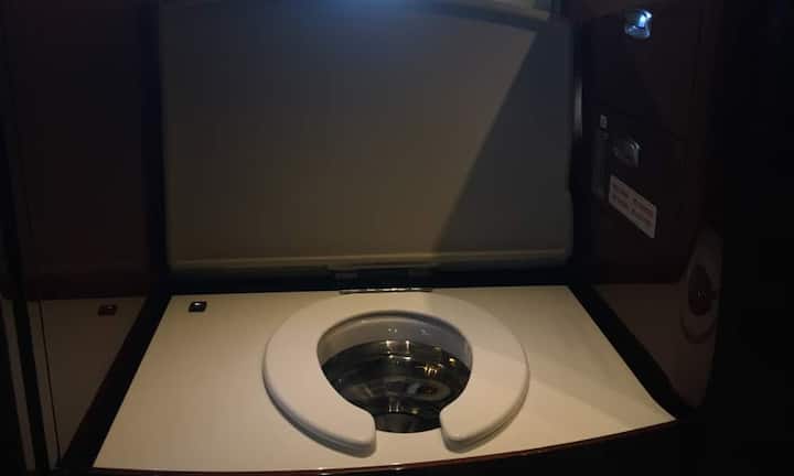 Die Toilette sieht edel aus, doch der Platz ist knapp.