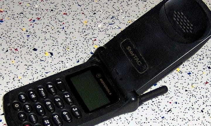 In «Star Trek» beliebt: Der mobile «Communicator» - er wurde unser Handy. Hier ein Vorläufer von Motorola, das StarTAC-Handy.