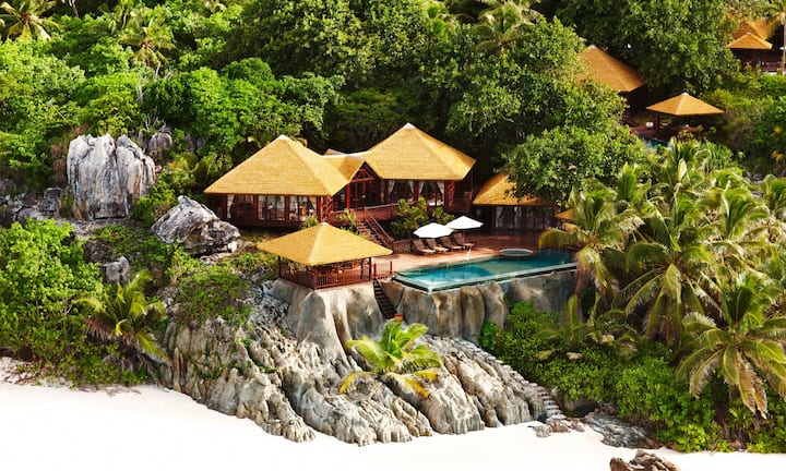 Platz 5 (6):  Fregate Island Private,  SeychellenIn Zeiten wirtschaftlicher und politischer Unsicherheiten gewinnen sogenannte  «safe haven destinations» an Bedeutung, möglichst fern der gefühlten Risikozonen des internationalen Terrors und in einem annehmbaren gesellschaftspolitischen Umfeld. «Fregate» beherbergt 16 Villen, alle mit eigenem Elektrobuggy für Entdeckungsfahrten zu den sieben weissen Stränden. Oetker Collection