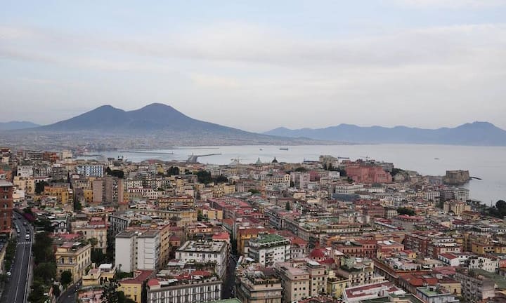 Platz 5: Neapel, Italien Rund alle 550 Jahre droht auch der Vesuv  nahe der italienischen Stadt Neapel grosse Schäden anzurichten. Auch hier könnte der Schaden im Ernstfall deutlich über 10 Milliarden Euro steigen.