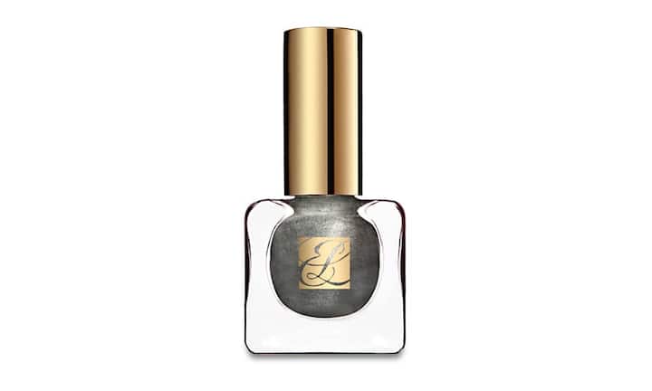 Metallisch: Makellos gestylte Fingernägel ermöglicht der Nagellack Smoked Chrome von Estée Lauder. Die geschmeidige Textur und der lange Halt der Estée-Lauder-Nagellacke machen diese zu den Lieblingen vieler Frauen. Diesen Winter werden die Nägel mit einer metallischen Verbindung von Chrom und Gold veredelt. Estée Lauder, Nagellack, 34 Franken.