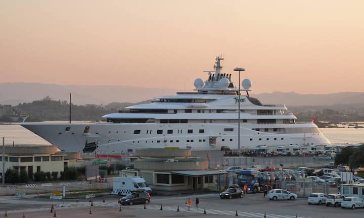 Platz 5: Topaz — 147 Meter Die 2012 in Berlin konstruierte Jacht kostete stolze 527 Millionen Dollar. Sie ist luxuriös ausgestattet mit einem Fitnessstudio, Whirlpool, Kino, Konferenzraum und einem Helikopter-Landeplatz. Michael011172/Wikimedia/CC