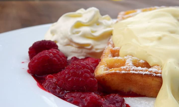 Süsses und Salziges, Fette wie Butter, Margarine und Rahm sowie fettreiche Saucen werden vier Mal so viel konsumiert wie empfohlen.