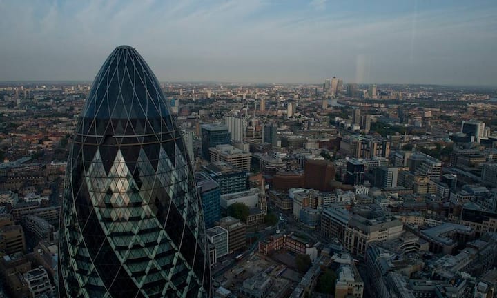 Nach dem Ausscheiden aus der Europäischen Union brauchen Londons Banken eine Gesellschaft mit EU-Banklizenz. Die Folge: Die Finanzunternehmen verlagern Personal und Geschäftsbereiche aus Grossbritannien ins Ausland. Eine Bloomberg-Berechnung zeigt, welche Bank wie viele Mitarbeiter in Grossbritannien hat und wie viele abgezogen werden: