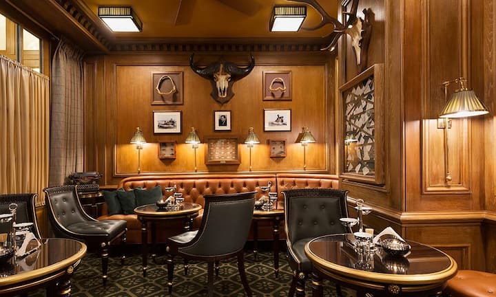 «Das Wichtigste bei der Neugestaltung schien mir, ja kein Versailles-Gefühl aufkommen zu lassen», betont Architekt Thierry Despont. «Es gibt nichts Schlimmeres als ein Hotel, in dem man sich kaum getraut, irgendwo hinzusitzen.» Der Hotelslogan «Le Ritz, c'est Paris» soll kein leeres Versprechen sein: Das Lebensgefühl der Stadt der Liebe, der Mode, der Kulinarik wird hier auf hochelegante und dennoch ziemlich lässige Art spürbar.