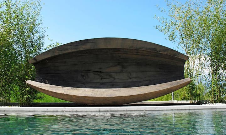 Die Gartenausstellung Giardina gibt vom 15. bis 19. März Tipps und Anregungen für den stilvollen Garten. Ein Überblick über neue Accessoires:Aus riesigen Baumstämmen fräst Thomas Rösler vom einfachen Holztisch bis zur organisch geformten Liegehöhle schöne und nützliche Objekte. (Halle 2, Stand H15)