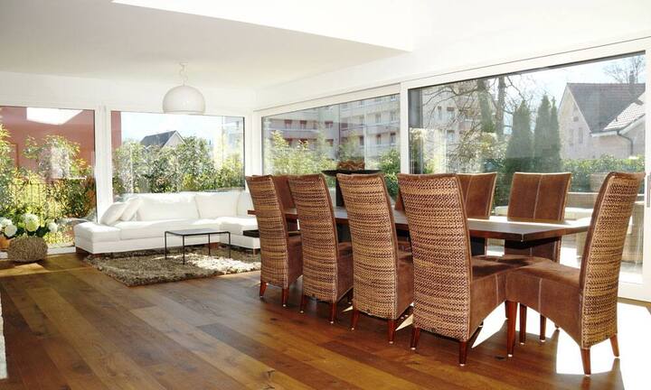 Aus jedem Zimmer sieht man den Luzerner Hausberg Pilatus. Das Raumkonzept besteht aus einem offenen Wohn-/Essbereich mit hochwertiger Küche...