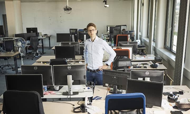 Die Datenakrobaten:Georg Polzer, Mitgründer und Ceo Teralytics, ZürichFirmen, die aus Datenmengen neue Businessmodelle entwickeln, sind gut im Geschäft. So auch das ETH-Spin-off Teralytics. Polzer führt ein Team von 50 Mitarbeitenden mit Büros in New York, Singapur und Zürich, 2015 wurde er von «Forbes» zu den «30 under 30 – Rising Stars of Enterprise Technology» gezählt.