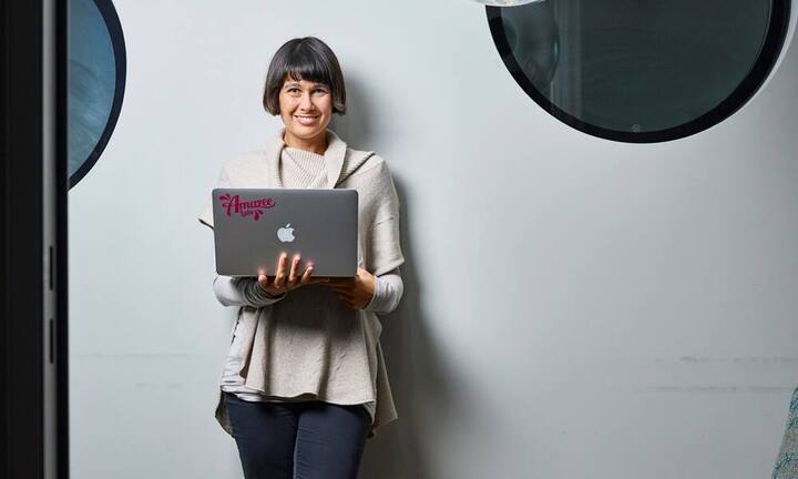 Die IT-ChefinIn der männerlastigen IT-Welt leitet Dania Gerhardt (36) eine Dienstleistungsgruppe mit 50 Prozent Frauenanteil. Mit ihrem Mann gründete sie vor sechs Jahren Amazee Labs, die in Zürich, Kapstadt und Austin Websites entwickelt und hostet. In Zürich ist sie COO, an ihrem Wohnort Kapstadt CEO. Bezüglich Frauenquote sieht sie eine Aufforderung an Unternehmen, mehr Möglichkeiten für Frauen mit Familie zu schaffen.