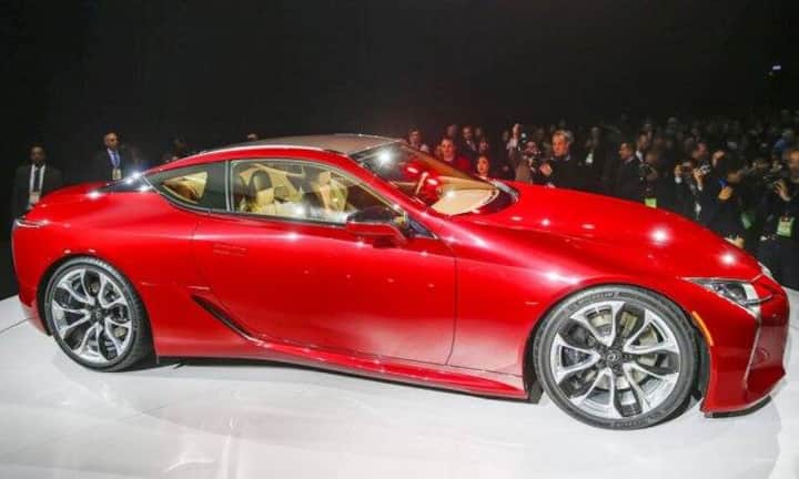 Lexus LC500Optisch orientiert sich der neue Lexus an der Studie LF-LC. Der sportliche Wagen der Toyota-Nobeltochter verzichtet aber noch auf deren Hybridmotor.Bilder: Keystone