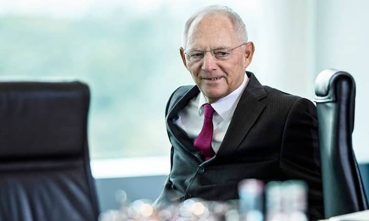 Wolfgang Schäuble (CDU, 74): Er sitzt seit 1972 im Bundestag. Als Innenminister handelte er 1990 mit der DDR den Einigungsvertrag aus. Innenminister wurde er auch in der ersten Regierung Merkels. Seit 2009 ist er Finanzminister. Ans Aufhören denkt der seit einem Attentat 1990 an den Rollstuhl gefesselte Polit-Senior noch nicht. Der aus Baden-Württemberg stammende Jurist kandidiert erneut für den Bundestag und gilt auch als ministrabel.