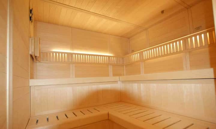 Im Untergeschoss befindet sich ein Waschraum, ein Fitness-Studio, der Spa mit Jacuzzi. Zudem lockt eine Sauna ausserhalb des Gebäudes.