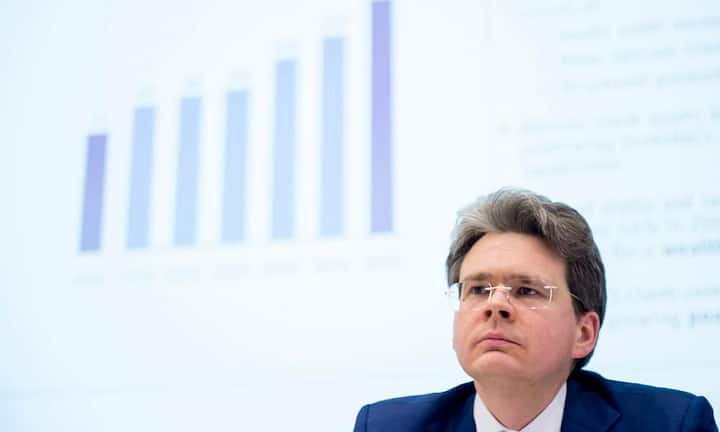 Platz 3: Zeno Staub, CEO VontobelNoten: 8 - 9 - 9 - 8  // Gesamt: 34Hauptaufsteiger ist Vontobel-CEO Zeno Staub, der neu unter den Top Drei rangiert und im Vergleich zu 2016 um neun Plätze vorgerückt ist. Er führt die Bank mit ruhiger Hand und steigert die Gewinne konstant Jahr für Jahr.