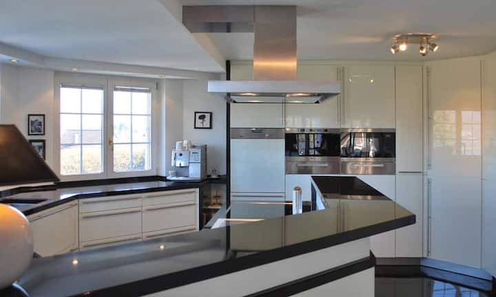 In der modernen und grosszügigen Küche fehlt es an nichts.