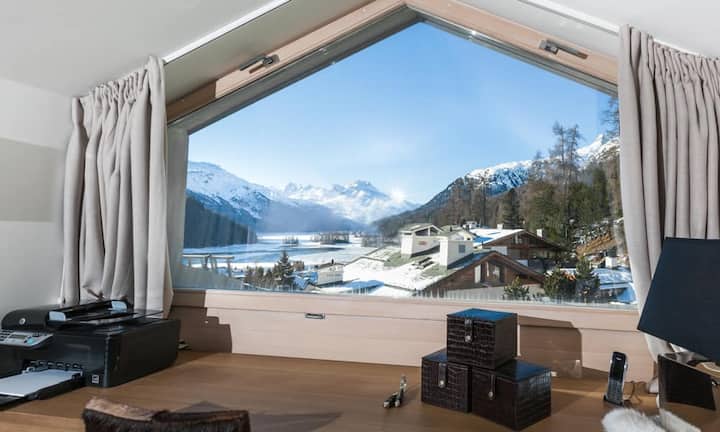 Die 5,5-Zimmer-Wohnung bietet imposante Ausblicke auf die Bergwelt im Graubünden.