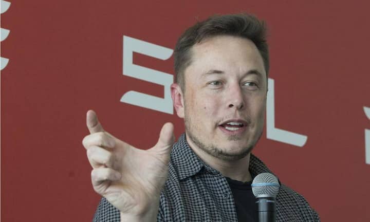Der Stargründer von Tesla und SpaceX hat eine ganze Liste an Vorbildern: Da wären auf der Gründerseite Apple-Ikone Steve Jobs, Microsoft-Gründer Bill Gates, Thomas Edison und seine Freunde, Google-Gründer Larry Page und Sergey Brin. Auf Investorenseite verehrte Elon Musk Warren Buffet. Ein persönliches Denkmal setzte er aber Nikola Tesla, einem Pionier in der Entwicklung und Erforschung der Elektrotechnologie, der als Namenspatron seiner Elektro-Autoflotte gilt.