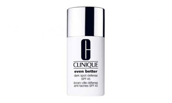 Clinique 
Dank Faktor 45 schützt Even Better dark spot defense von Clinique die Haut optimal vor Pigmentflecken und Alterung. Die ölfreie Textur ist für Problemhaut geeignet und sorgt dafür, dass diese nicht glänzt. Preis: 47 Franken