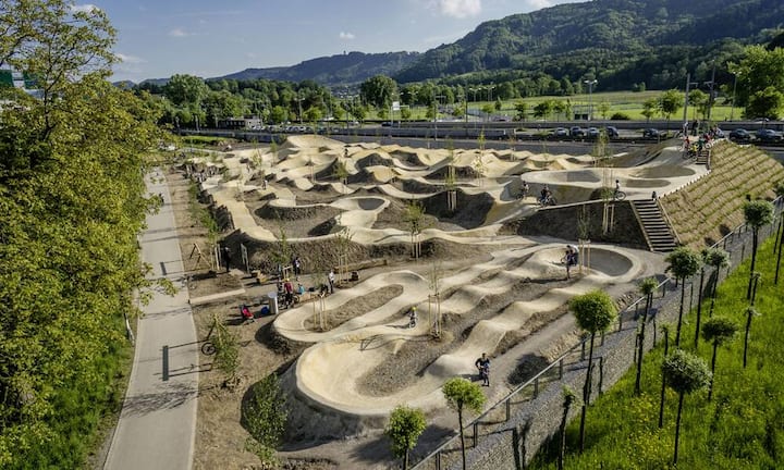 Pumptracks sind stadtnahe Erholungsorte, die für junge – aber auch alte - Menschen einladend sind.Bilder: Pumptracks