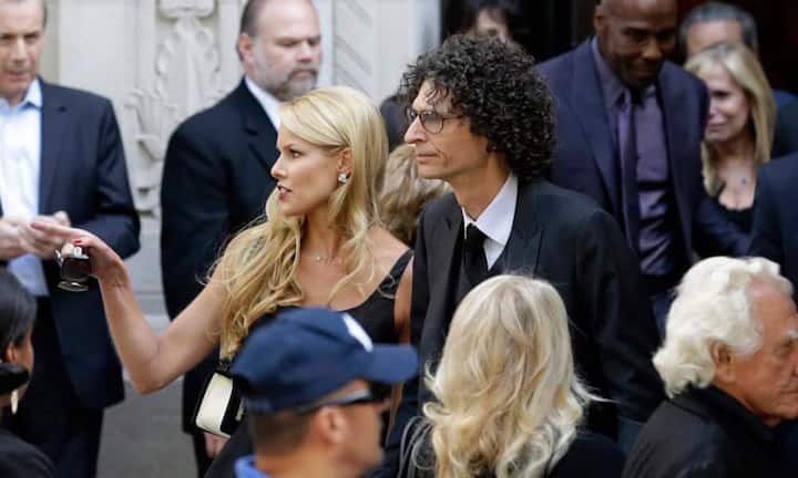 Platz 5: Howard Stern Der fünfte Rang geht an Radiomoderator Howard Stern. Der für sein unkonventionelles, provokantes und als skandalös empfundenes Auftreten bekannte 61-Jährige kassierte im vergangenen Jahr 95 Millionen Dollar.