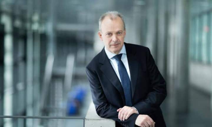 Swisscom: CEO Urs Schaeppi streicht Hunderte Stellen beim grössten Schweizer Telco. Es würden mehrere hundert Stellen vor allem in den unterstützenden Bereichen gestrichen, teilte die Firma am 4. Februar mit: «Swisscom geht davon aus, dass im laufenden Jahr rund 700 Mitarbeiter als Folge der Reduktionen vor allem bei unterstützenden Bereichen den Sozialplan beanspruchen werden.»