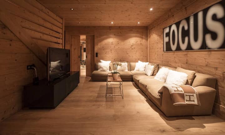 ... ein Fernsehzimmer. Holzwände und -decken sind auch im...