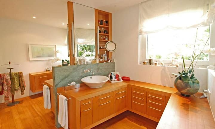 ...das lichtdurchflutete Badezimmer. Die Villa kostet 4 Millionen Franken. (Quelle/Bilder: 
Engel & Völkers)