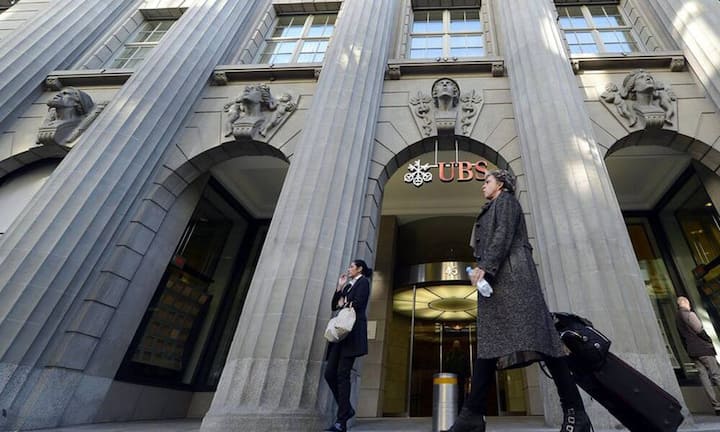 UBS, Zürich, 1916, Pfleghard & Haefeli; 1962 Weiterbau E. & B. Witschi, 2015 Umbau EM2N: Ein Umbau erwartet auch den Sitz der UBS, wo EM2N-Architekten sich an das Haus mit der grossartigen Schalterhalle wagen. Mitten im Ersten Weltkrieg trat die UBS mit diesem Tempel auf - und als die Bank vor ein paar Jahren wankte, konnte sie sich auf die mächtige Säulen von Pfleghard & Haefeli verlassen - sie waren nach Wanners Generation Zürichs Architektenstars.