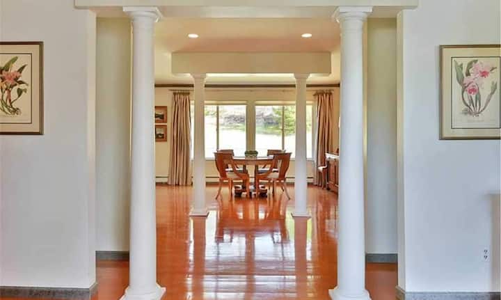 Der Boden im Anwesen ist aus Pekannussbaum.