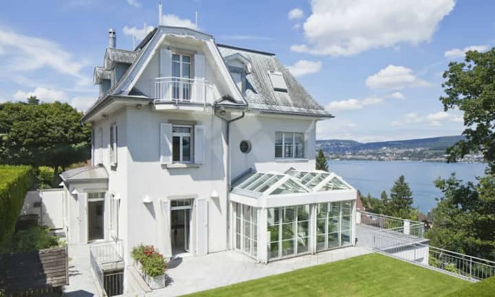 Die Villa hat eine Grundstücksfläche von 779 m2 und einer Wohnfläche von 400 m2 und liegt direkt am Zürichsee.