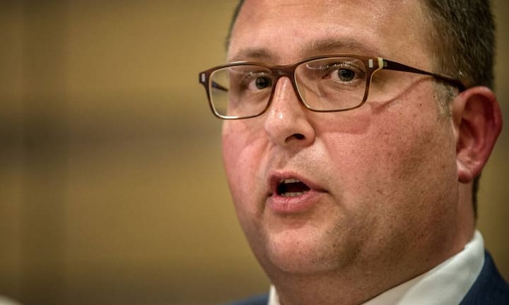 Die italienische Schweiz ist seit 1999 nicht mehr im Bundesrat vertreten. Das könnte sich dank Norman Gobbi (TI) ändern. Gobbi ist ein Platz auf dem Ticket beinahe sicher, weil er als einziger Kandidat aus der italienischen Sprachregion angetreten ist. Der zu SVP übergetretene Lega-Politiker machte im Sommer von sich reden, als er wegen der zunehmenden Zahl von Flüchtlingen eine Schliessung der Tessiner Grenze forderte.Bilder: Keystone