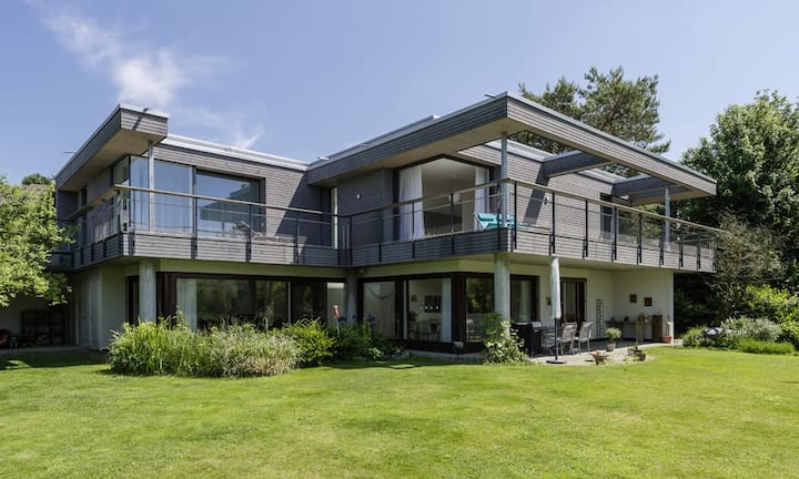 Die 7-Zimmer Villa erstreckt sich über 240 m² und ist von 1200 m² Garten umgeben. Im Garten befindet sich unter anderem ein gedeckter Sitzplatz, eine Pergola und ein Biotop. Der alte Baumbestand sorgt für die nötige Privatsphäre.