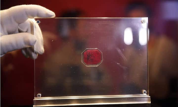 Aber trotz Weltrekord - so richtig zufrieden kann das Auktionshaus mit dem Ergebnis nicht sein, schliesslich war die Marke, die nicht nicht viel grösser als ein Daumenabdruck ist, im Vorfeld auf bis zu 20 Millionen Dollar geschätzt worden.Bilder: Keystone