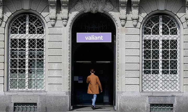 Banken regionalDen ersten Platz in der Kategorie Regionalbanken sichert sich die Valiant. Die Berner präsentieren sympathisch und bieten günstige Konditionen. Auf 0,65 Prozent beläuft sich die geschätzte Gesamtkostenquote. Das erstaunt die Jury, weil die Bank im Internet 1,25 Prozent für ein Standardportfolio verlangt.