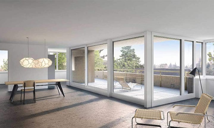 Die helle Wohnung mit vielen Fensterfronten verteilt sich über zwei Etagen. Sie verfügt über einen Lift und einen eigenen Zugang.