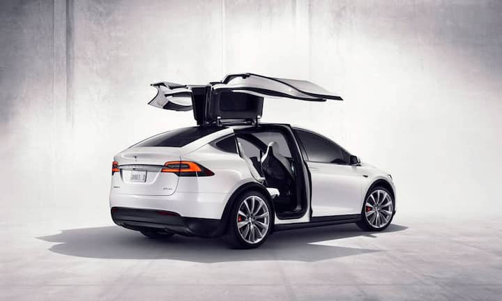Er war die vierte Person, an die Teslas neuestes Auto, der SUV Model X, ausgeliefert wurde.Quelle: Bloomberg
