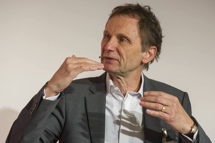 Res Strehle, Chefredaktor Tages-Anzeiger, spricht an der Medienkonferenz des Verbandes Schweizer Medien im Rahmen des Schweizer Medienkongresses, am Freitag, 12. September 2014, in Interlaken. (KEYSTONE/Anthony Anex)