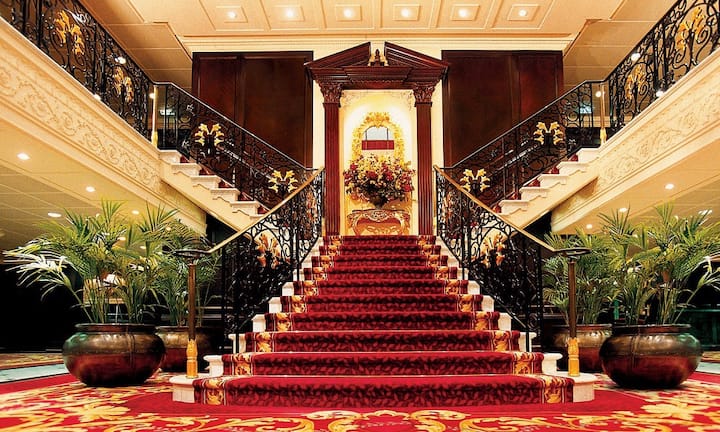 Platz 8: Kunstsammlung und Teakholz-Decks auf der Nautica St. Petersburg und Tallinnn sind zwei der Stationen einer einwöchigen Reise durch die Ostsee auf der Nautica von Oceania Cruises von Stockholm bis Kopenhagen, auf der es die Suite mit Butler-Service ab 494 Euro pro Nacht gibt.Oceania Cruises