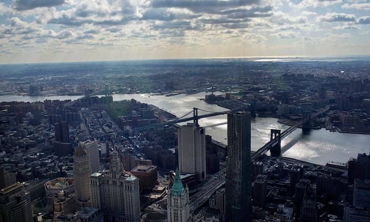 Aus gut 380 Metern Höhe erwartet die Besucher ein atemberaubender 360-Grad-Blick über den Central Park im Norden, die Brooklyn Bridge im Osten und New Jersey im Westen.