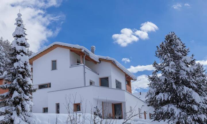 Pontresina liegt im höchsten Seitental des Oberengadins. Preis: 4'900'000.- Quelle und Bilder: Engel & Völkers