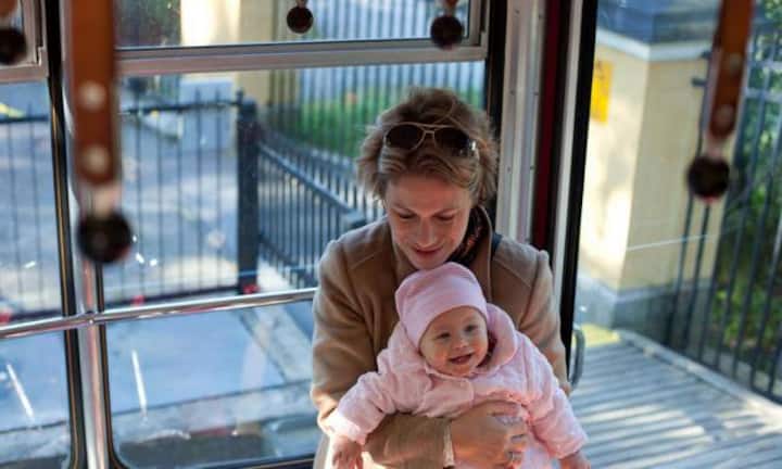 In diesen Ländern geht es Müttern und ihren Kindern laut der  Hilfsorganisation Save the Children am besten und am schlechtesten:  Der Platz 5 geht an Schweden. Viele Länder Europas schneiden besonders gut ab. Hier im Bild: Eine schwedische Mutter mit ihrem Kind in der Stockholmer Strassenbahn.   Flickr: Lars Pougmann