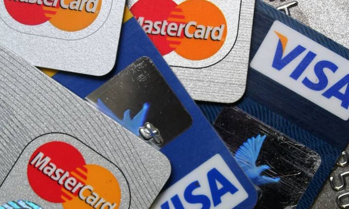 Für vieles zahlen wir mehr, als wir müssten – aus Unwissen oder Faulheit. Fünf häufige Kostenfallen und wie sich diese vermeiden lassen.KreditkarteTeuer und unnötig ist das Bargeld-Abheben mit der Kreditkarte, denn mit Maestro oder Postcard, die die meisten besitzen, lassen sich Zusatzkosten verhindern. Im Ausland und bei Onlineshops können Fremdwährungs- und Umrechnungsgebühren ein Schnäppchen schnell verderben. Bei häufigem Gebrauch lohnt sich dann etwa eine Euro-Kreditkarte.