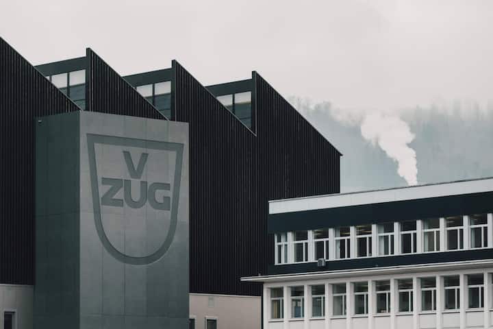 V-Zug ist über 100 Jahre alt und produziert immer noch in Zug. Mit Siemens, Bossard oder Bucher bilden weitere Grössen den Industriecluster.