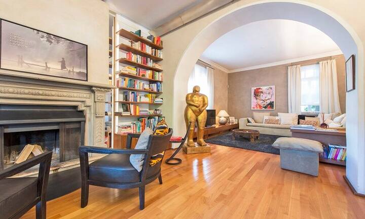 Ein grosser Kamin lädt zum gemütlichen Verweilen ein.