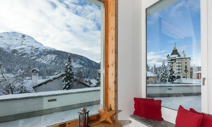 Grosse Fensterfronten bieten freie Sicht auf das Bergpanorama.