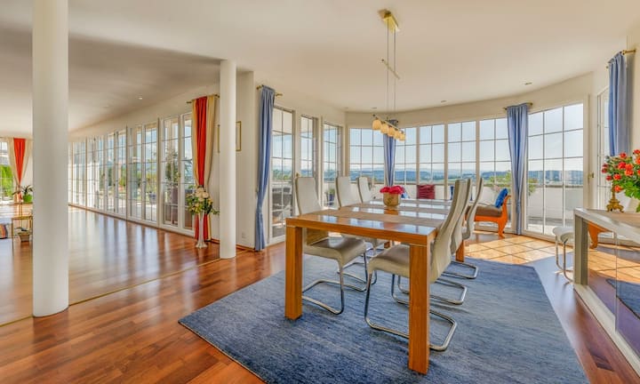 Der Wohnraum ist lichtdurchflutet und dementsprechend einladend.