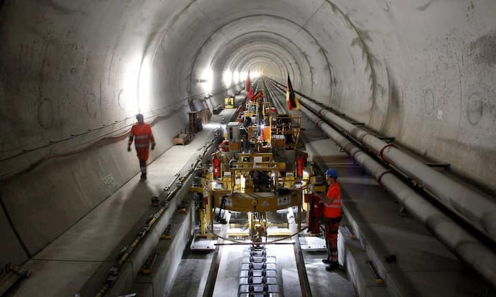 17 Jahre dauerten die Bauarbeiten: Im Juni dieses Jahres dann endlich wurde der Gotthard-Basistunnel eröffnet. Es ist der weltweit längste Eisenbahntunnel. Arnd Wiegmann/Reuters